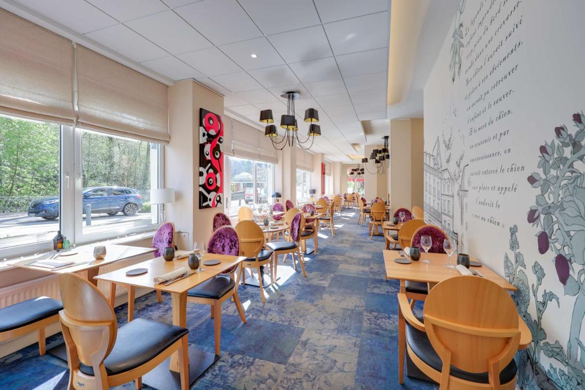 Coin salon dans l'établissement BRIT HOTEL & SPA Le Roc au Chien