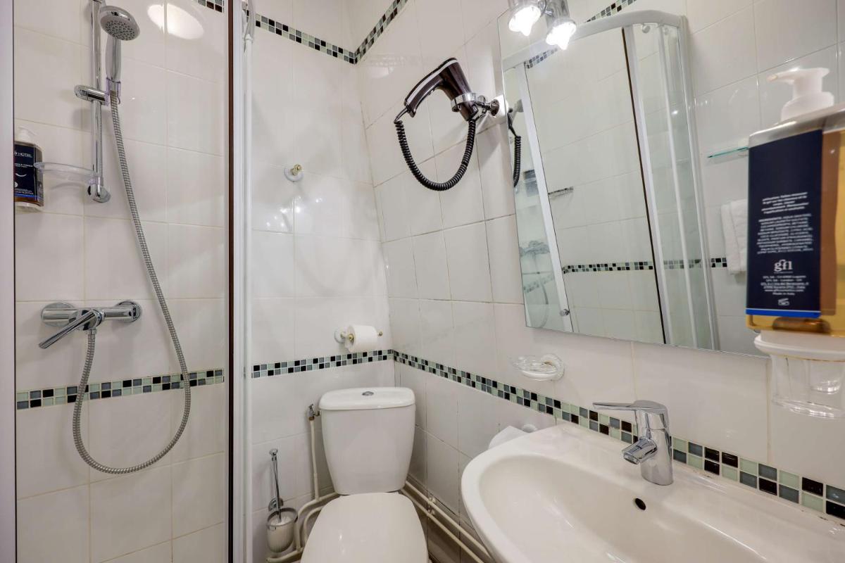 Salle de bains dans l'établissement BRIT HOTEL & SPA Le Roc au Chien