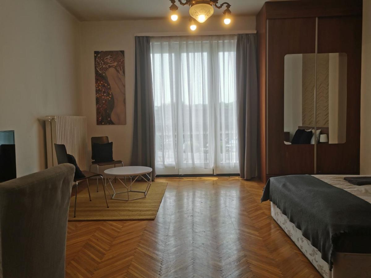 Jackquaters - Housity