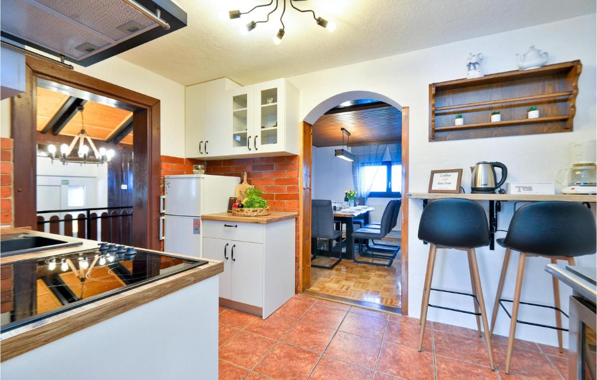 Nice Home In Falinic Breg With Jacuzzi - Housity