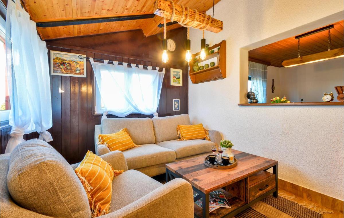 Nice Home In Falinic Breg With Jacuzzi - Housity
