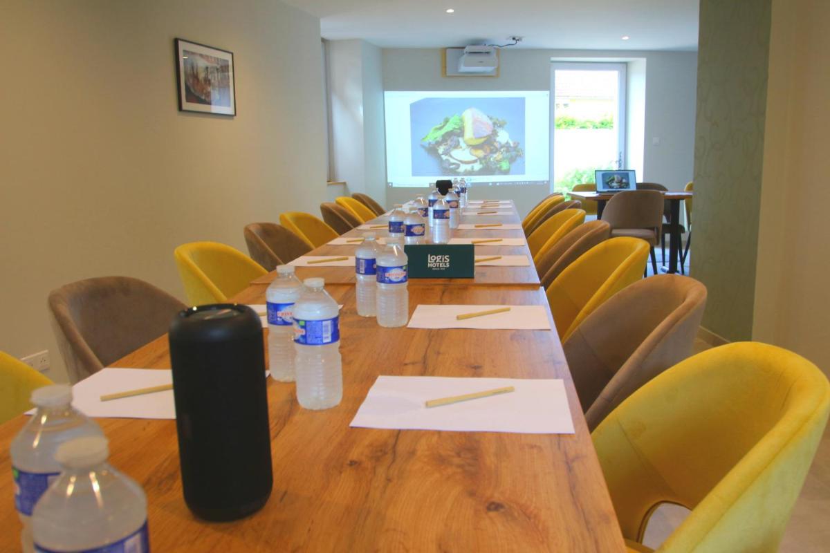 Espace de conférence ou salle de réunion dans l'établissement Logis Hotel Archambeau