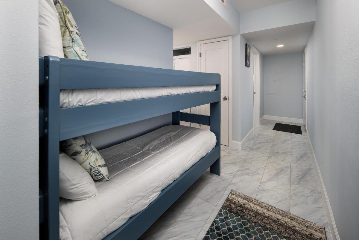 Emerald Twrs West 1003 - Housity