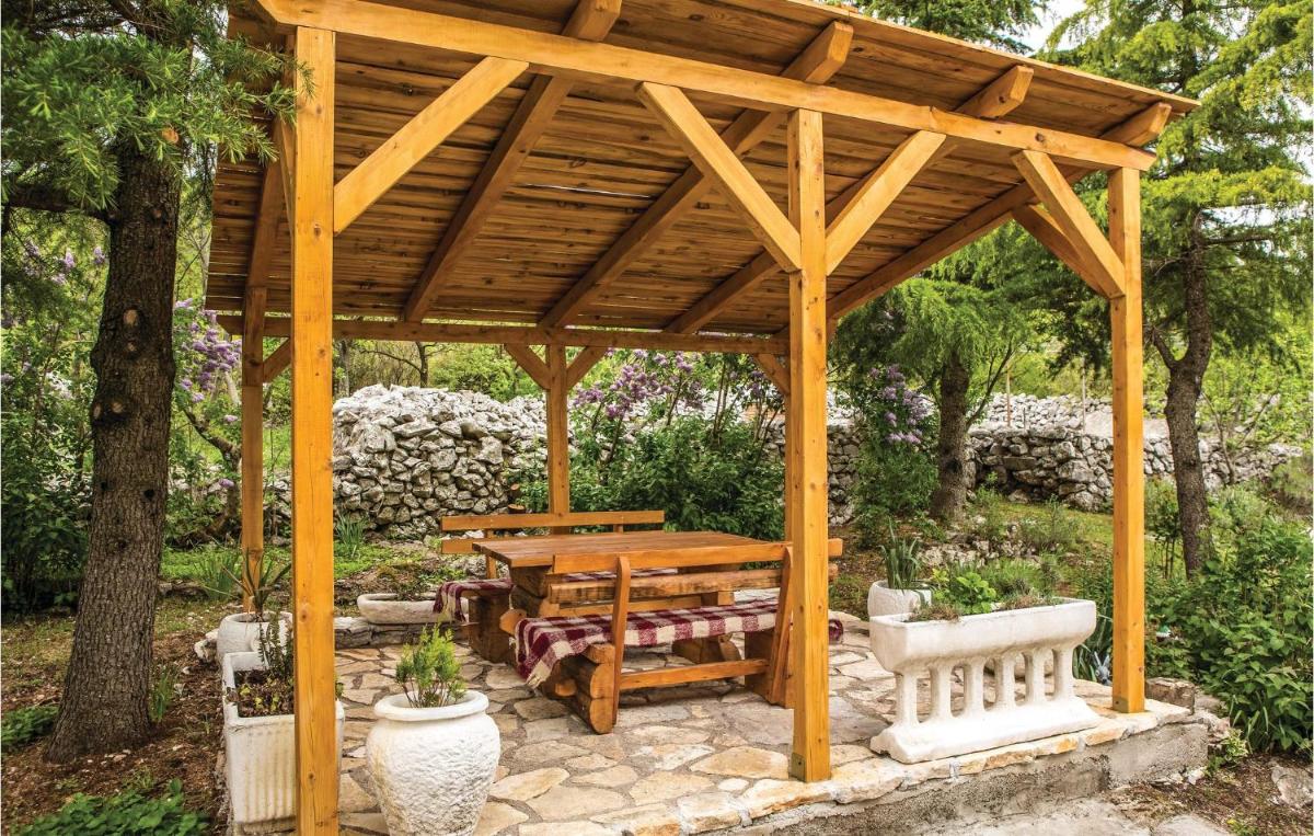 Three-Bedroom Holiday Home In Lecevica - Housity