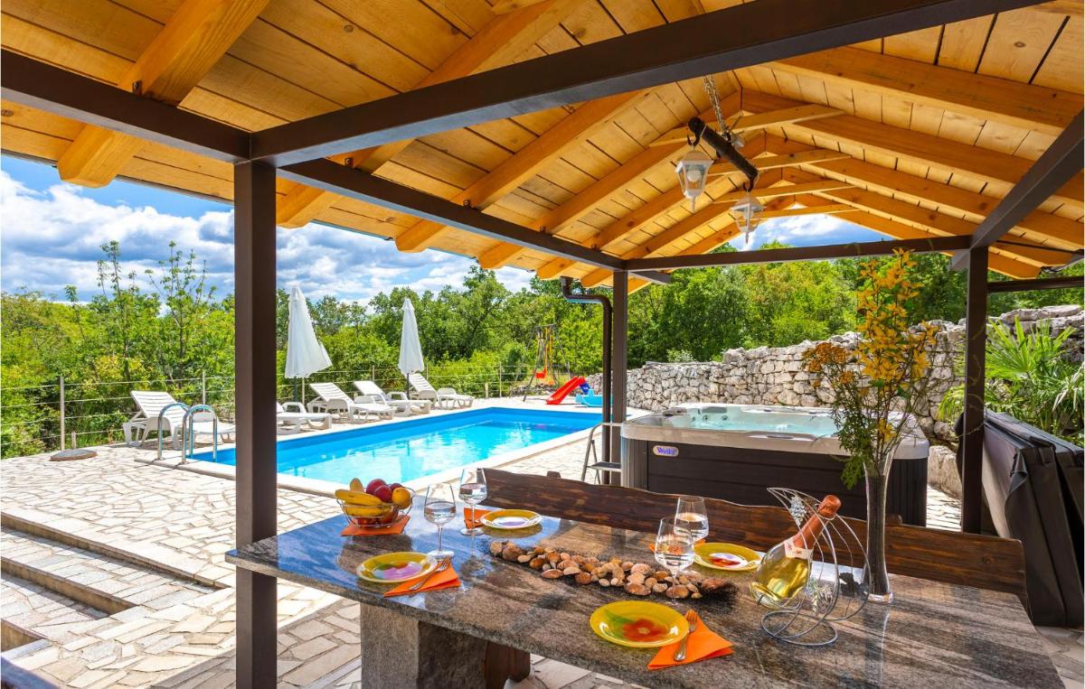 Beautiful Home In Viskovo - Housity