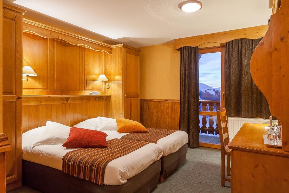 une chambre avec un lit et une fenêtre avec vue dans l'établissement Hôtel Les Balcons Village, à Belle Plagne