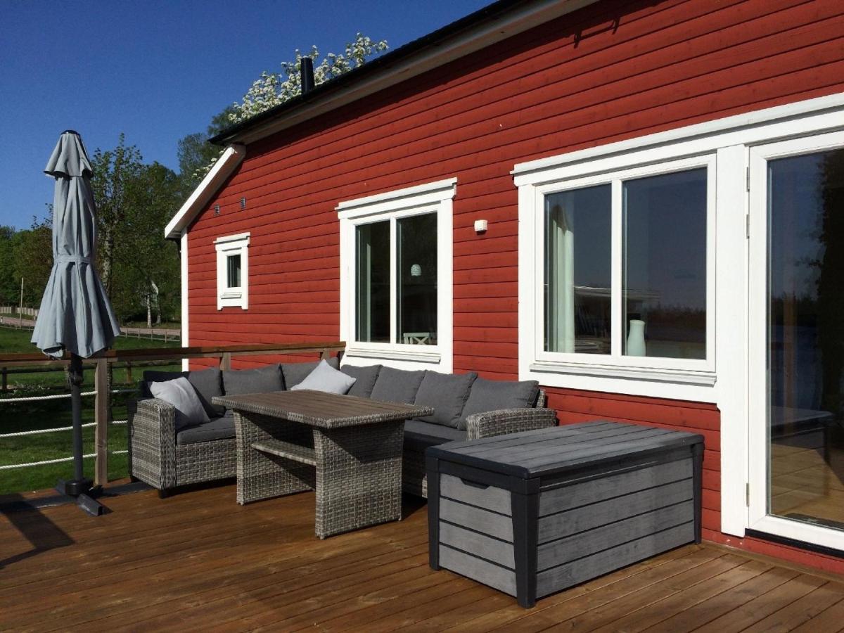 Ferienhaus mit Garten und Holzterrasse am See - Housity
