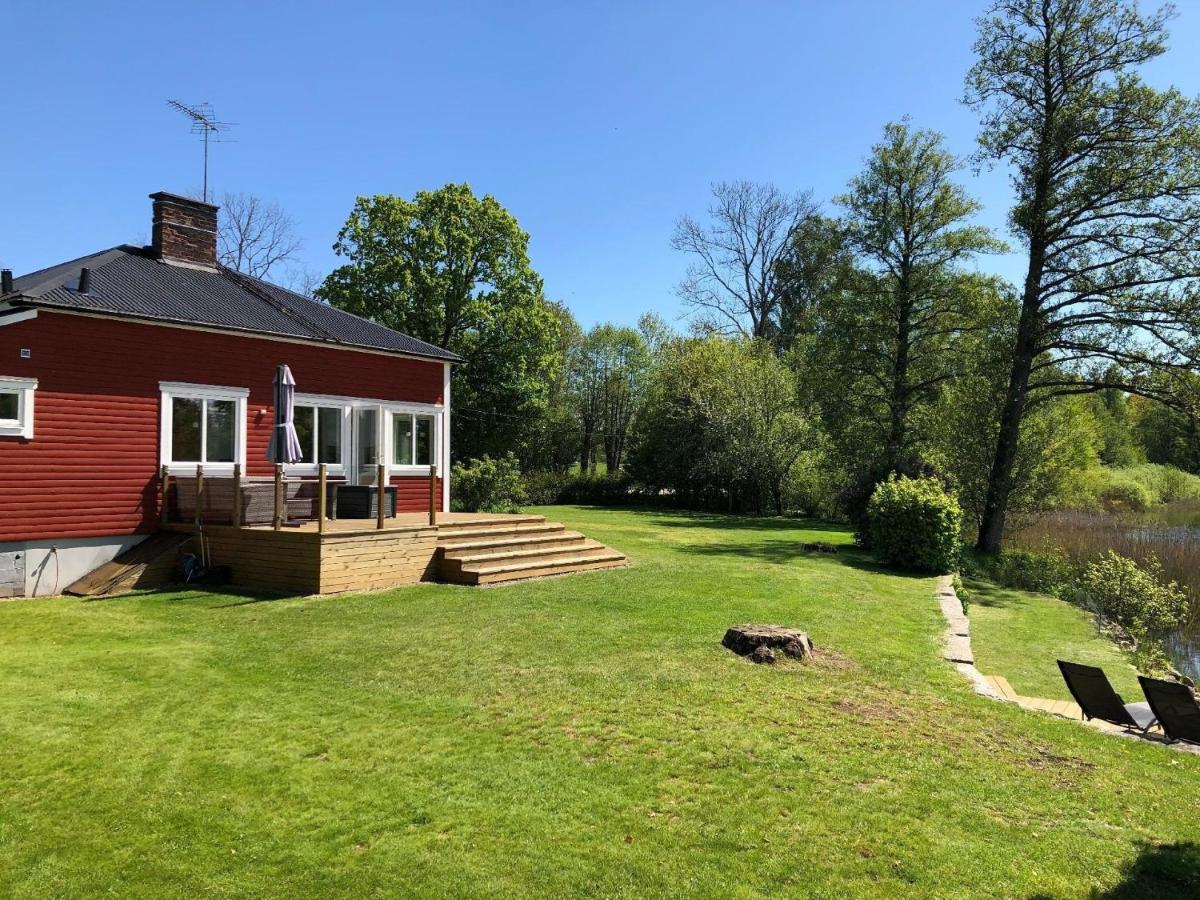 Ferienhaus mit Garten und Holzterrasse am See - Housity