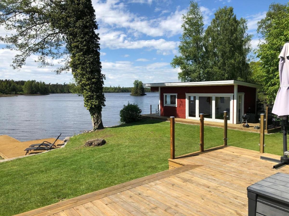 Ferienhaus mit Garten und Holzterrasse am See - Housity