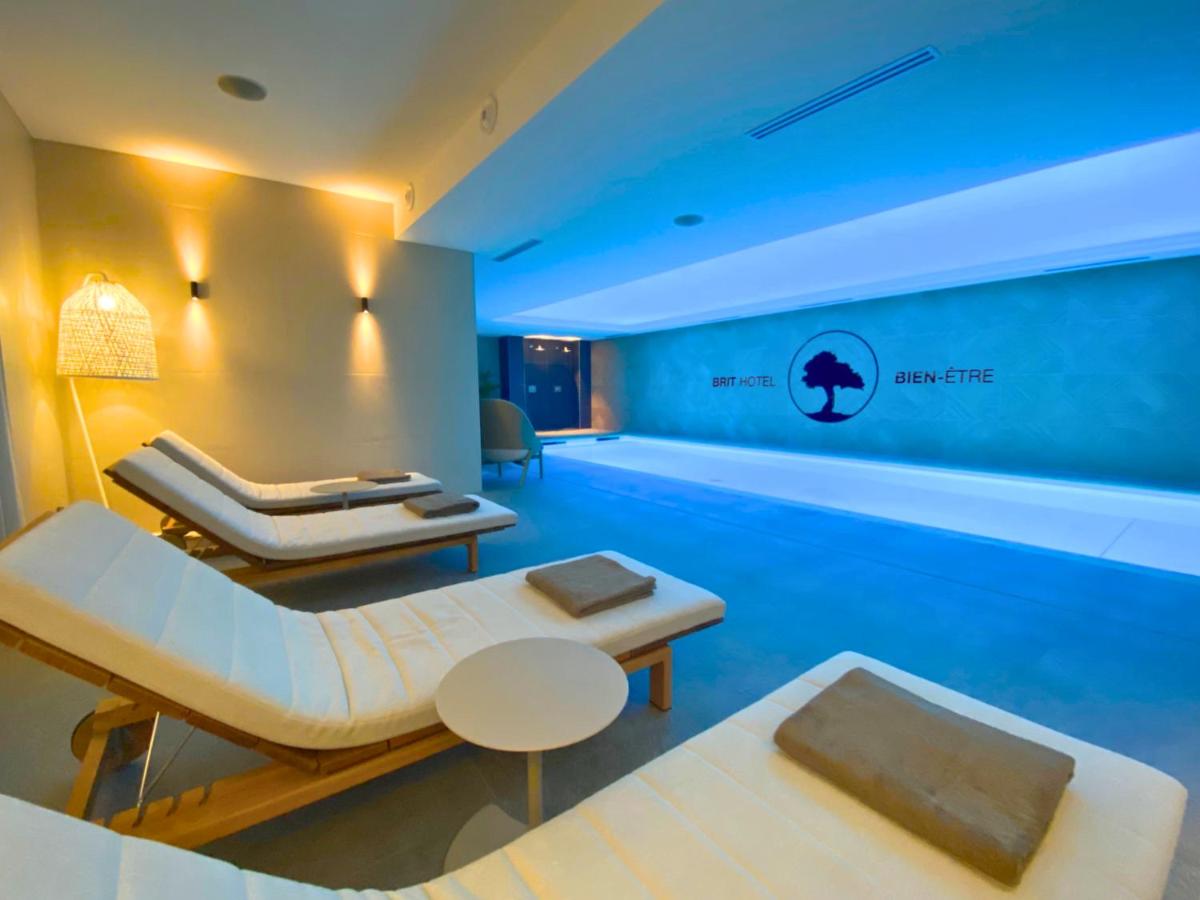 une salle de billard avec deux lits et une table dans l'établissement Brit Hotel Piscine & Spa - Fougères, à Lécousse