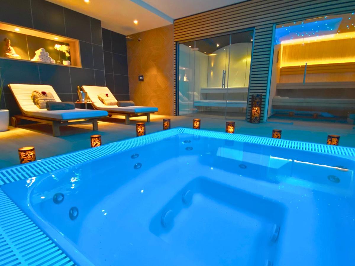 Brit Hotel Piscine & Spa - Fougères - Housity