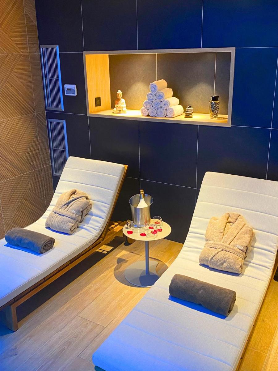 Coin salon dans l'établissement Brit Hotel Piscine & Spa - Fougères