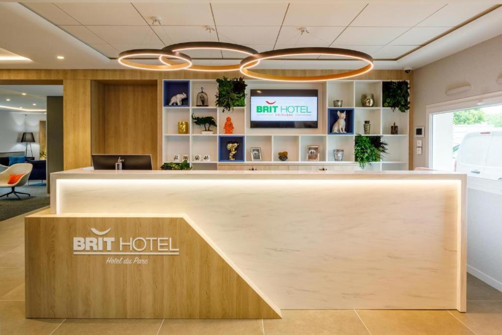 Télévision ou salle de divertissement dans l'établissement Brit Hotel Piscine & Spa - Fougères