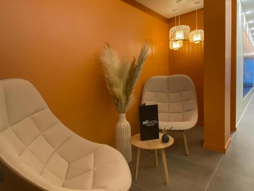 Coin salon dans l'établissement Brit Hotel Piscine & Spa - Fougères