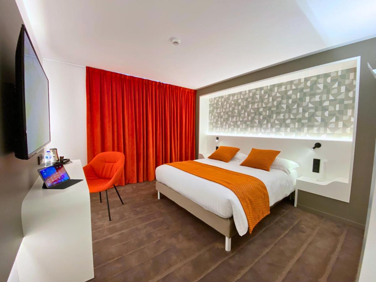 Un ou plusieurs lits dans un hébergement de l'établissement Brit Hotel Piscine & Spa - Fougères