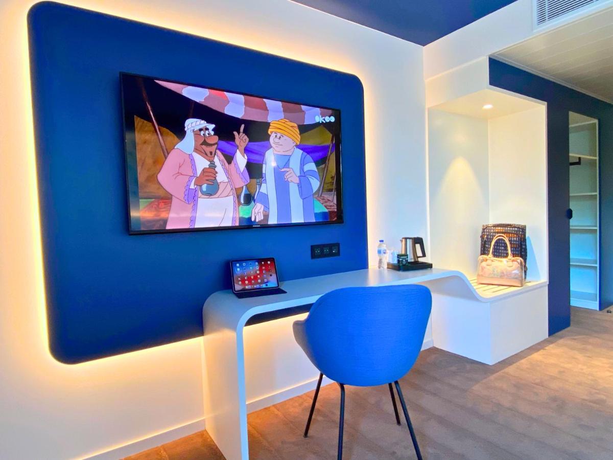 Télévision ou salle de divertissement dans l'établissement Brit Hotel Piscine & Spa - Fougères
