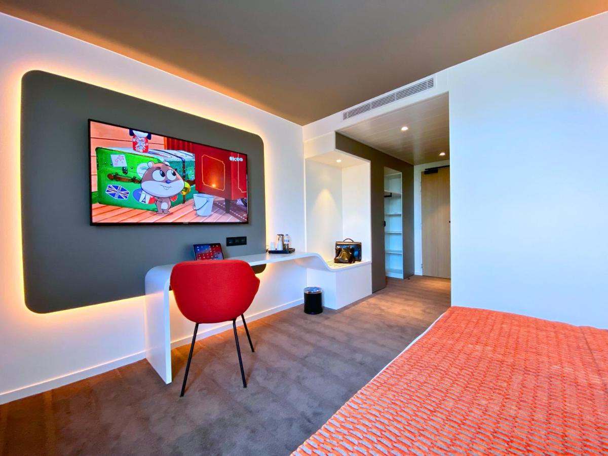 Télévision ou salle de divertissement dans l'établissement Brit Hotel Piscine & Spa - Fougères
