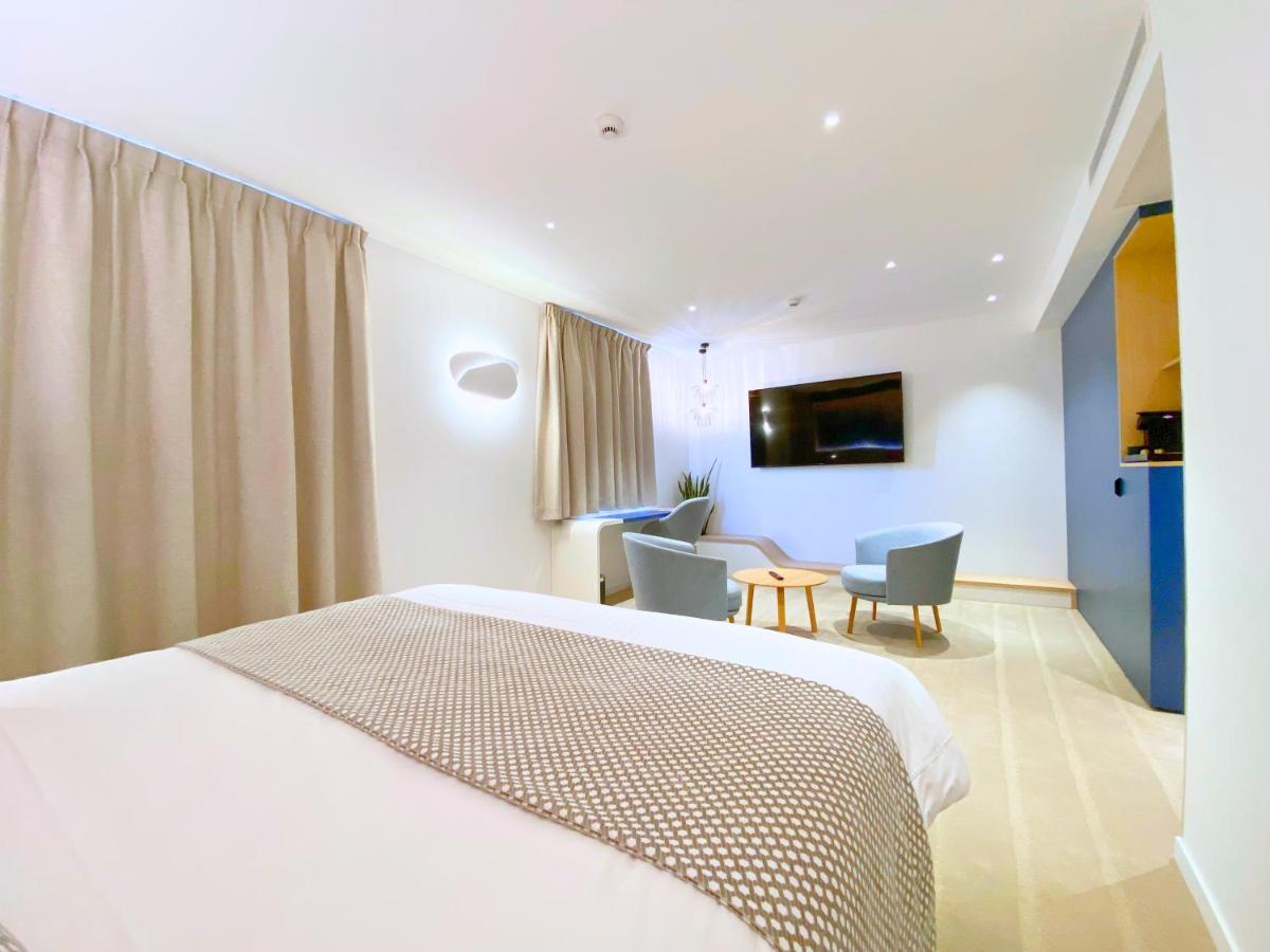 Un ou plusieurs lits dans un hébergement de l'établissement Brit Hotel Piscine & Spa - Fougères
