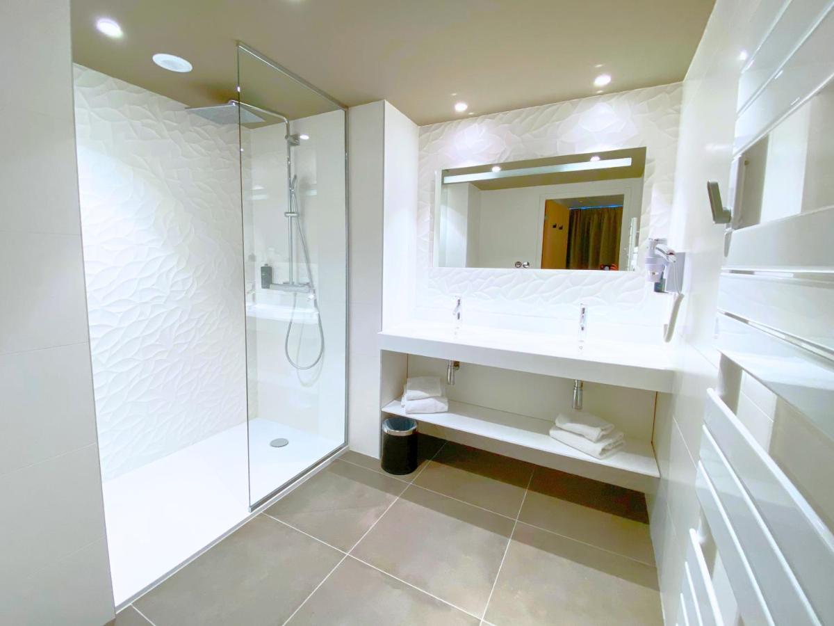 Salle de bains dans l'établissement Brit Hotel Piscine & Spa - Fougères
