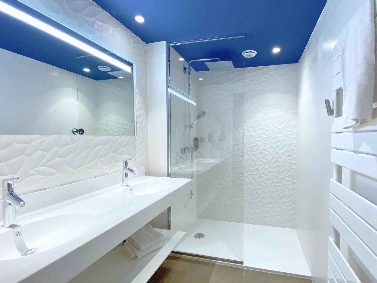 Salle de bains dans l'établissement Brit Hotel Piscine & Spa - Fougères