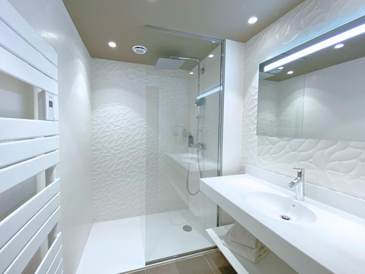 Salle de bains dans l'établissement Brit Hotel Piscine & Spa - Fougères
