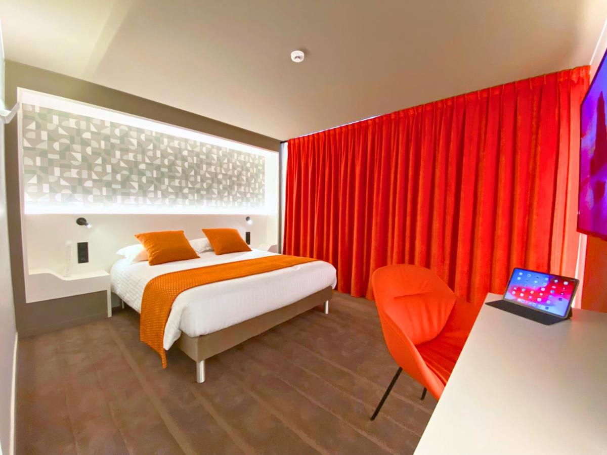 Un ou plusieurs lits dans un hébergement de l'établissement Brit Hotel Piscine & Spa - Fougères