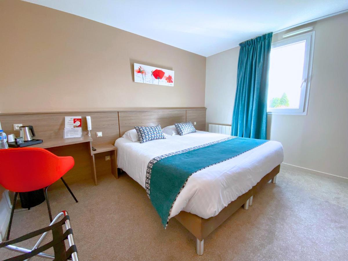 Un ou plusieurs lits dans un hébergement de l'établissement Brit Hotel Piscine & Spa - Fougères