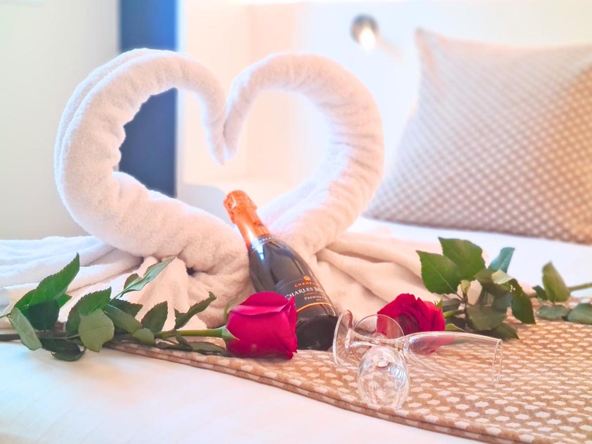 Un ou plusieurs lits dans un hébergement de l'établissement Brit Hotel Piscine & Spa - Fougères
