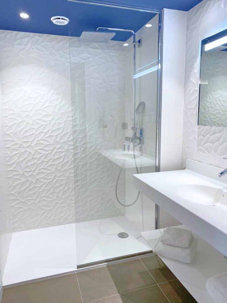 Salle de bains dans l'établissement Brit Hotel Piscine & Spa - Fougères