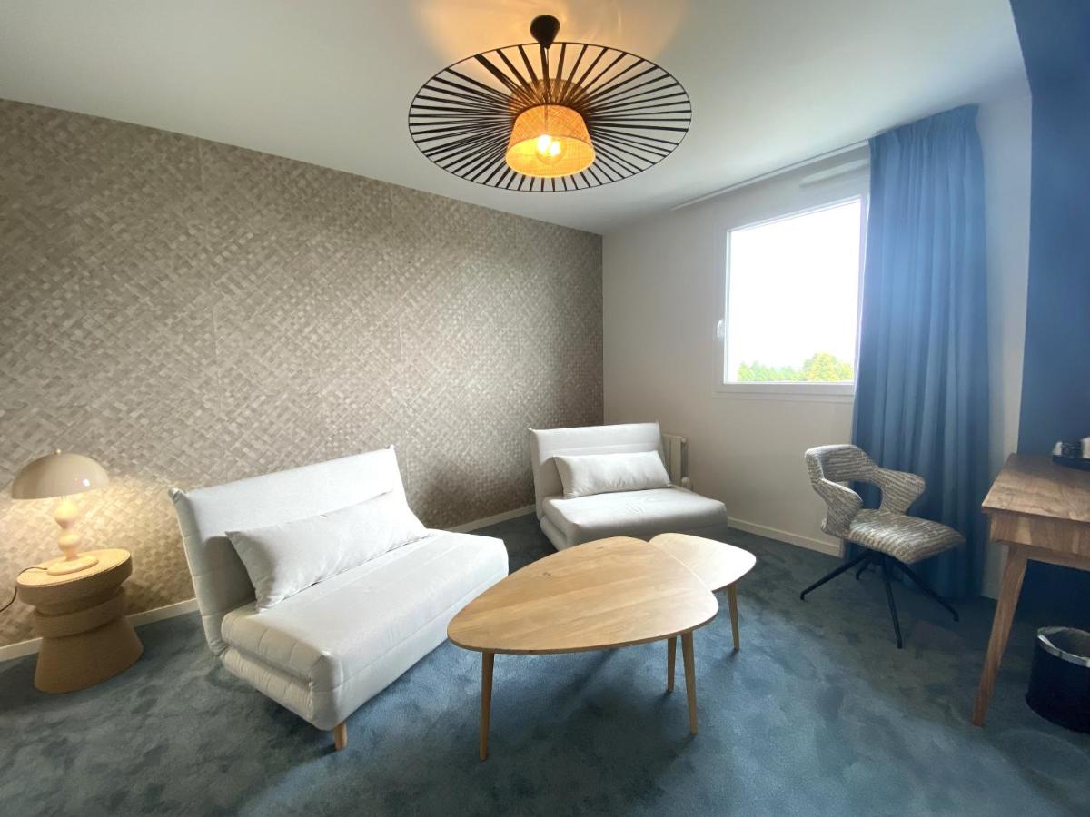 Coin salon dans l'établissement Brit Hotel Piscine & Spa - Fougères