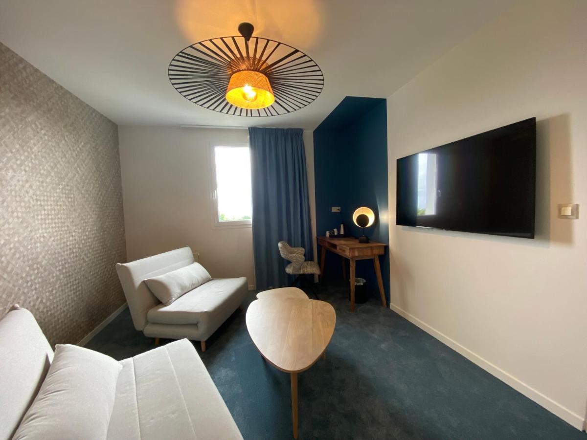 Télévision ou salle de divertissement dans l'établissement Brit Hotel Piscine & Spa - Fougères