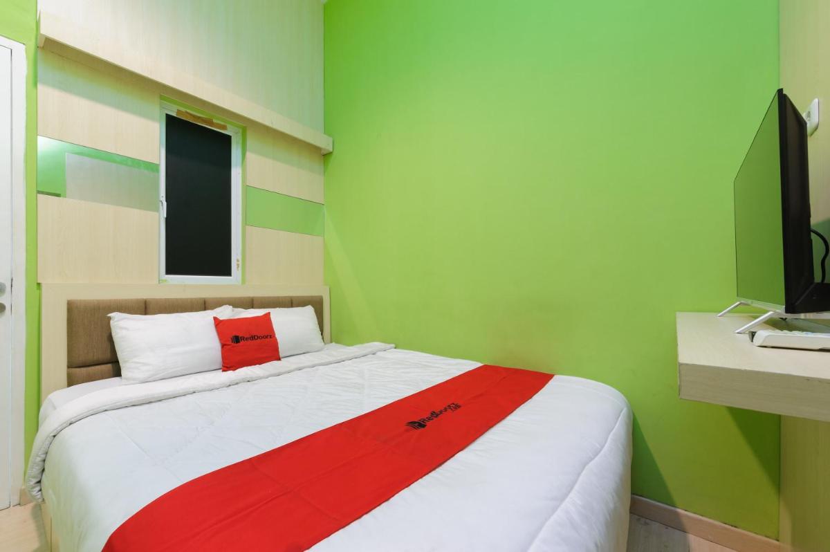 RedDoorz near Stasiun Palmerah - Housity