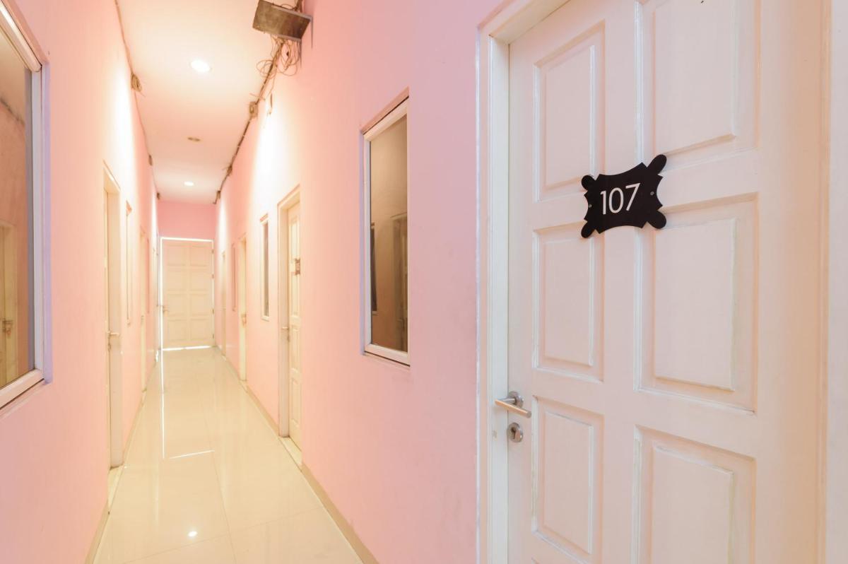 RedDoorz near Stasiun Palmerah - Housity