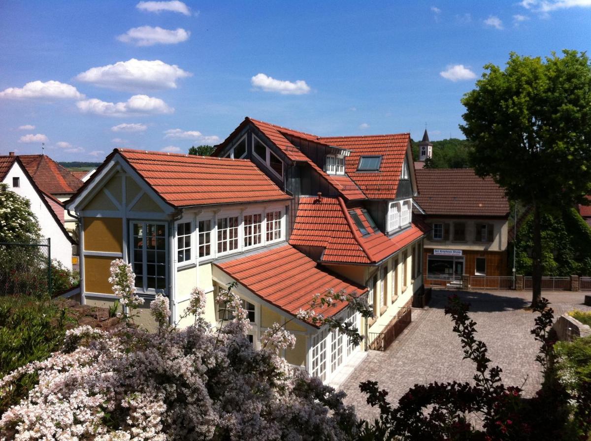 Hotel Hahn Gondelsheim - Housity