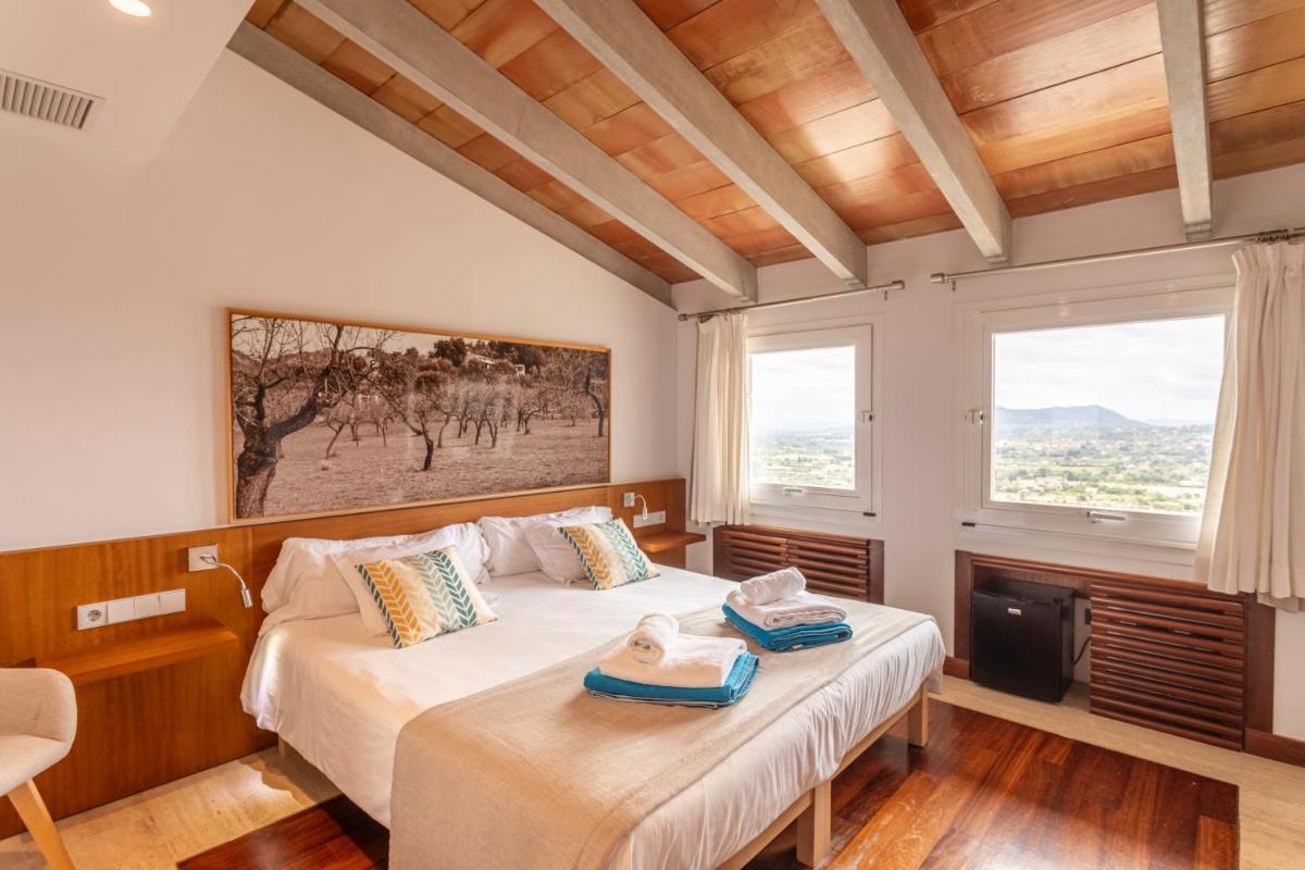 Dos camas en una habitación con dos ventanas. en Can Cota Boutique - Turismo de interior, en Selva 52 fotos más