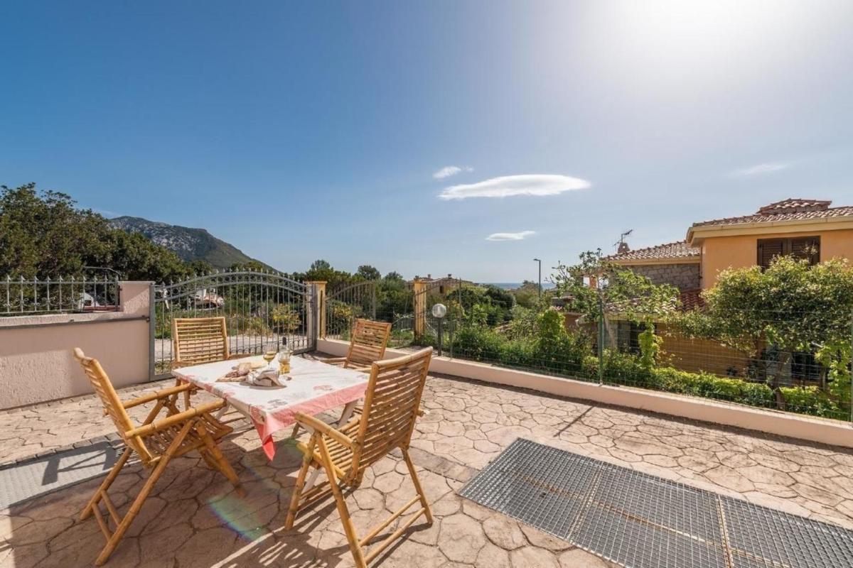 Wohnung in Cala Gonone mit Terrasse und Garten und Meerblick - Housity