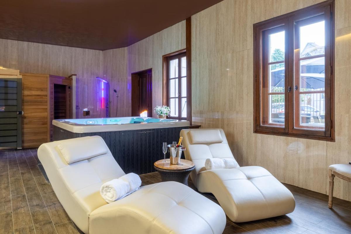 Coin salon dans l'établissement Demeures & Châteaux - Hôtel Greuze & Spa Tournus