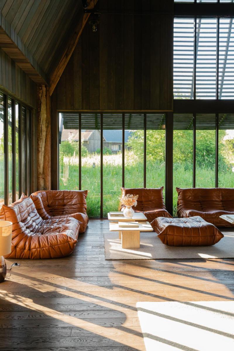 un grand salon avec des canapés et une table dans l'établissement Les Sources de Cheverny, à Cheverny
