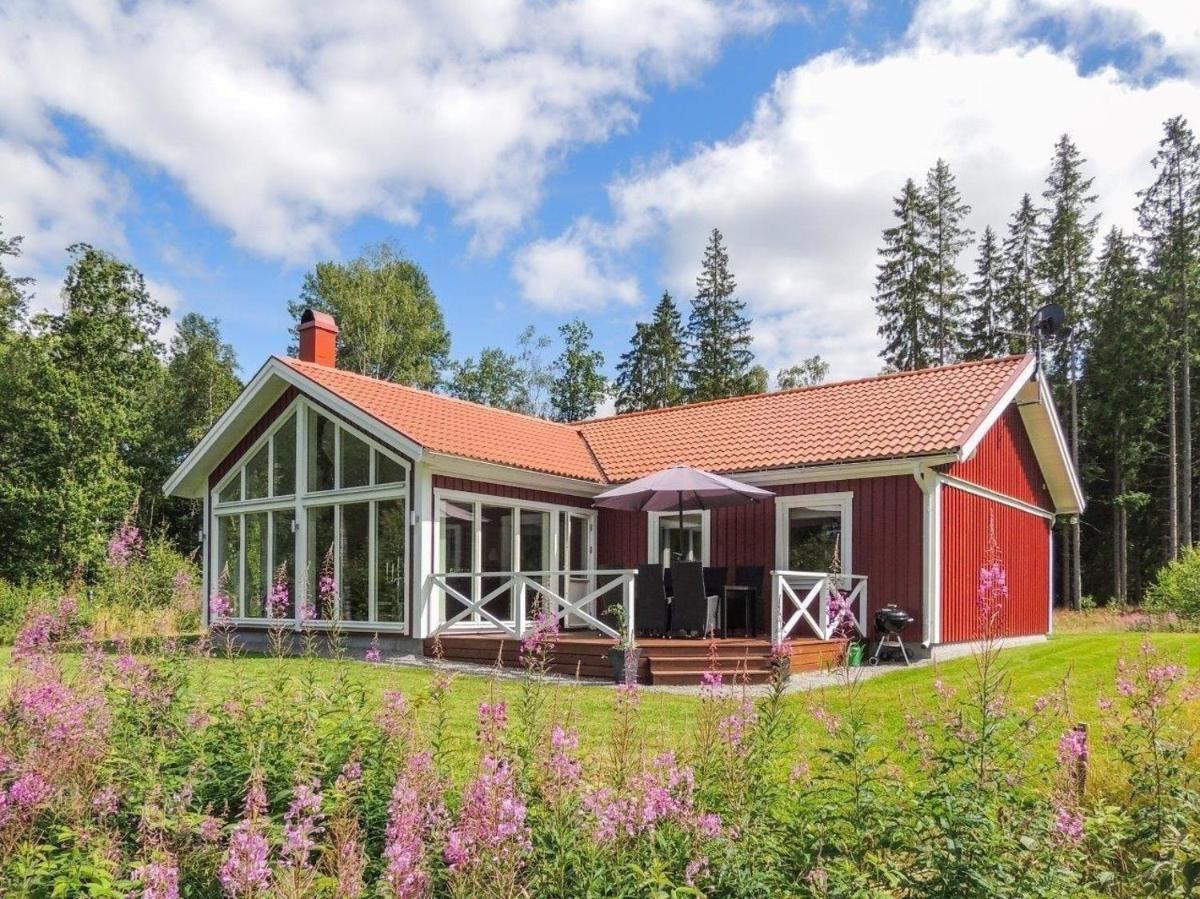 Modernes und hell eingerichtetes Haus mit Blick auf einen See - Housity