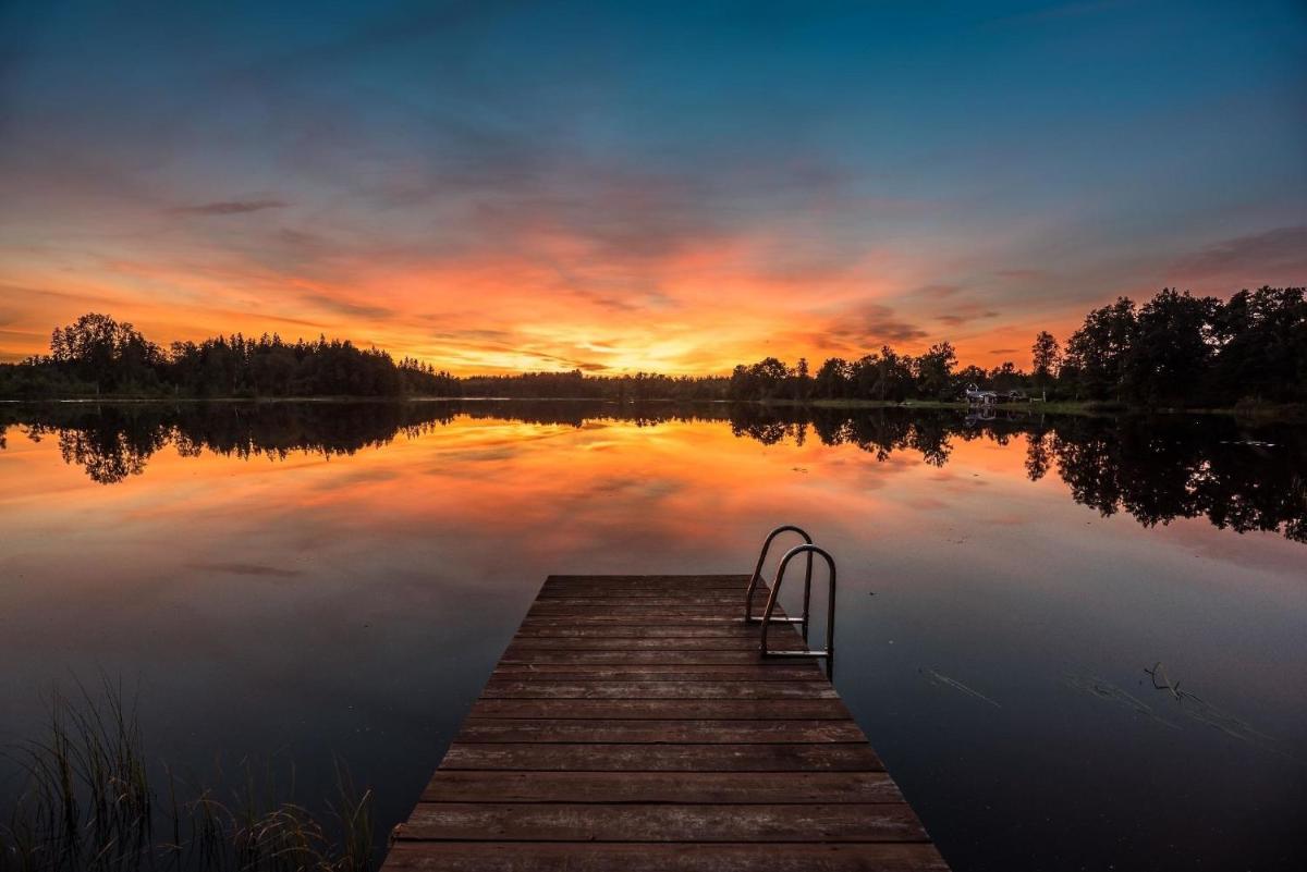 Modernes und hell eingerichtetes Haus mit Blick auf einen See - Housity