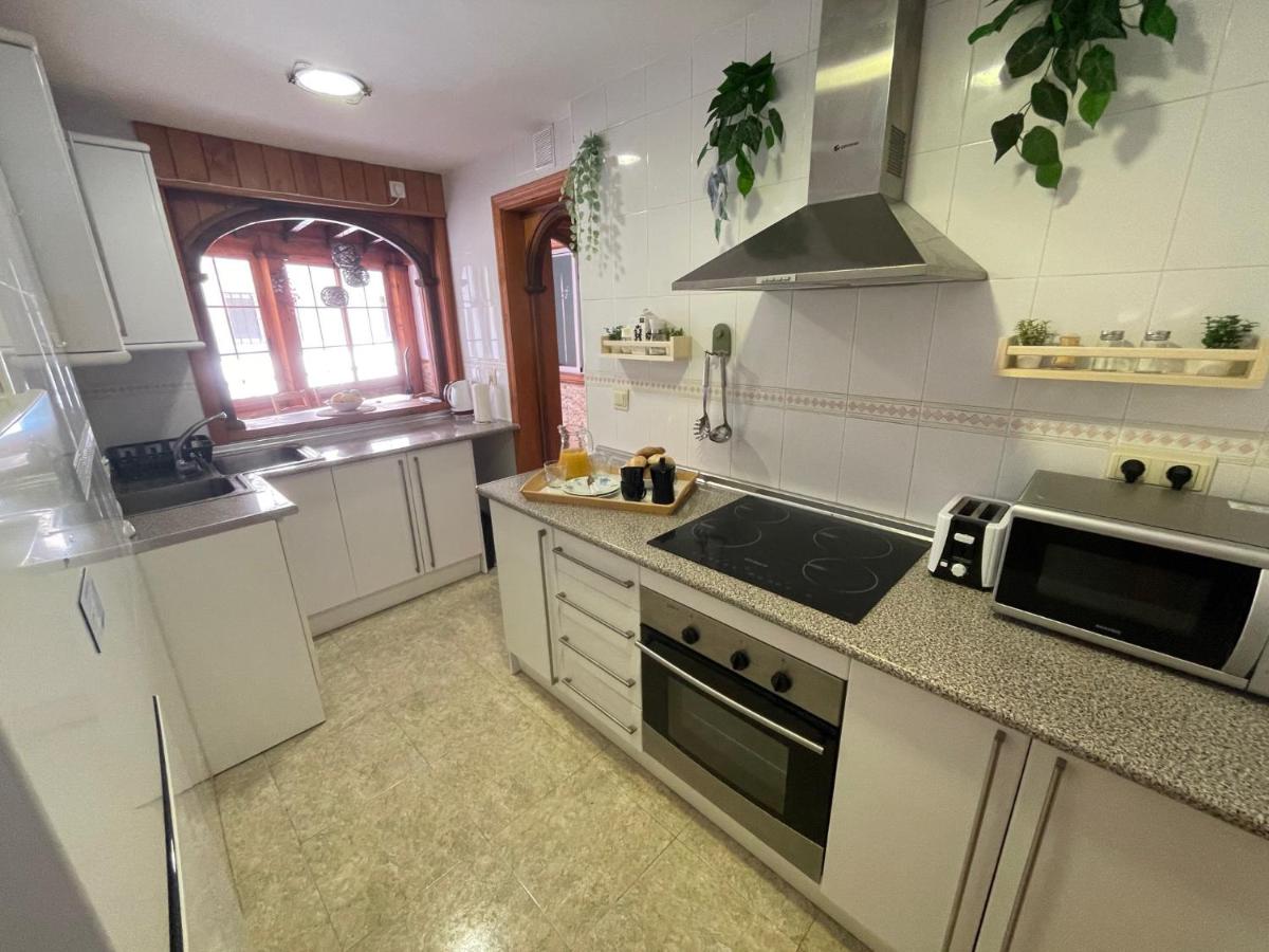 Sunny 3 bed apartment only 7 minute walk from beac - Hizvo
