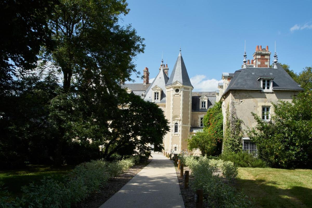 une grande maison avec un chemin en face de celle-ci dans l'établissement Les Sources de Cheverny, à Cheverny