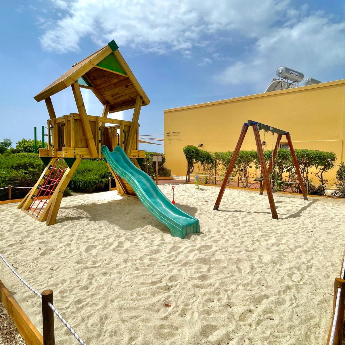 A área de jogos para crianças em Hotel Rural Quinta do Marco - Nature & Dining