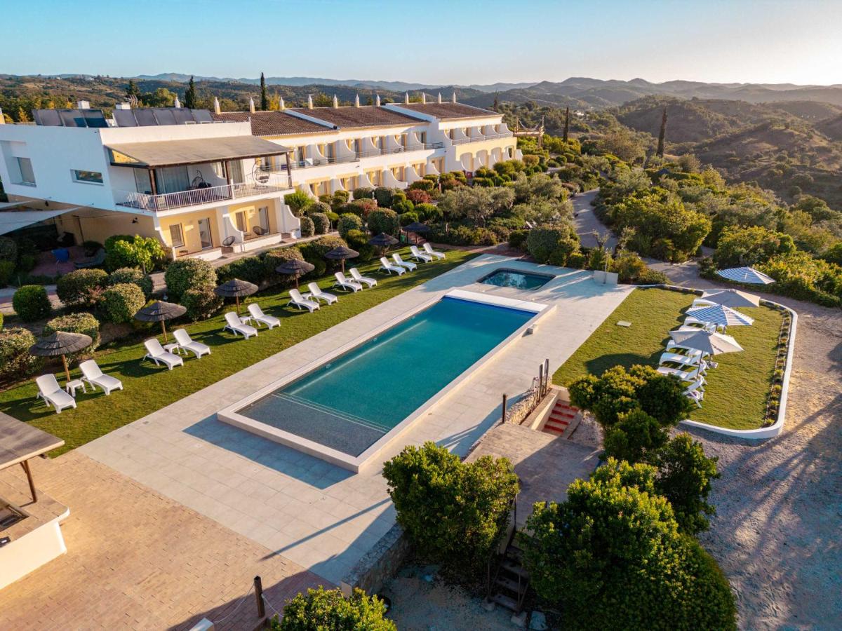 uma vista aérea de uma vila com piscina em Hotel Rural Quinta do Marco - Nature & Dining em Tavira