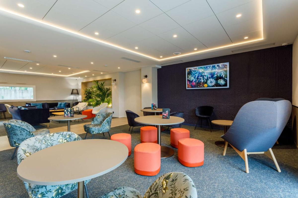 Télévision ou salle de divertissement dans l'établissement Brit Hotel Piscine & Spa - Fougères