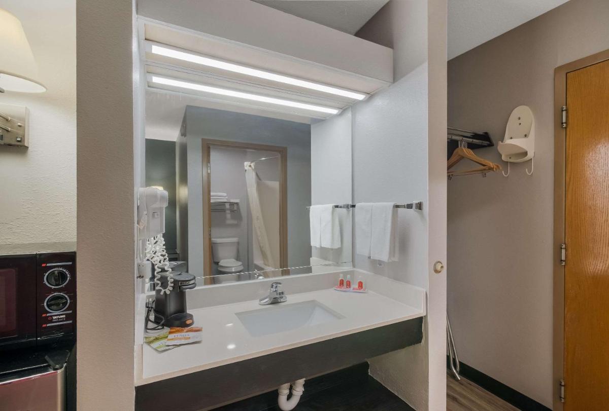 Econo Lodge Inn & Suites Diamondhead - Housity