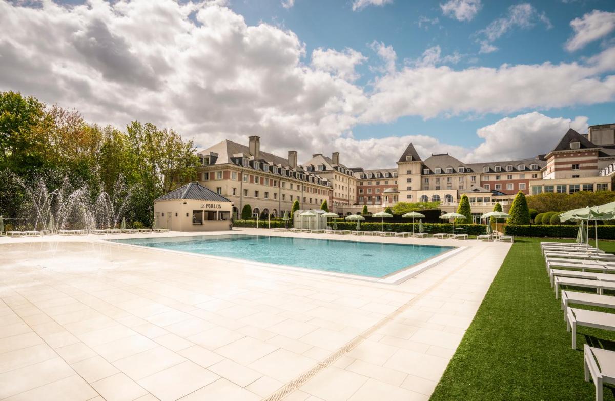 Piscine de l'établissement Dream Castle Hotel Marne La Vallee ou située à proximité