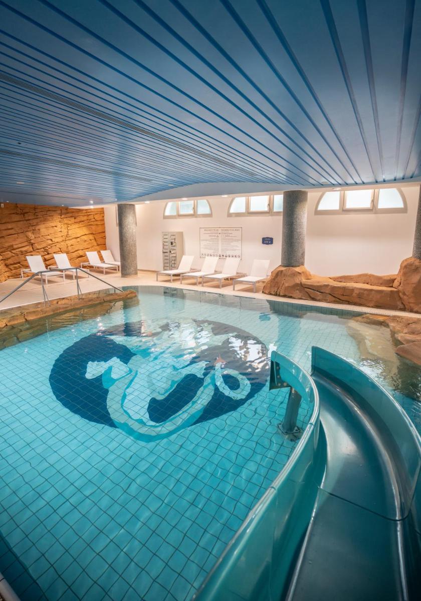 Piscine de l'établissement Dream Castle Hotel Marne La Vallee ou située à proximité