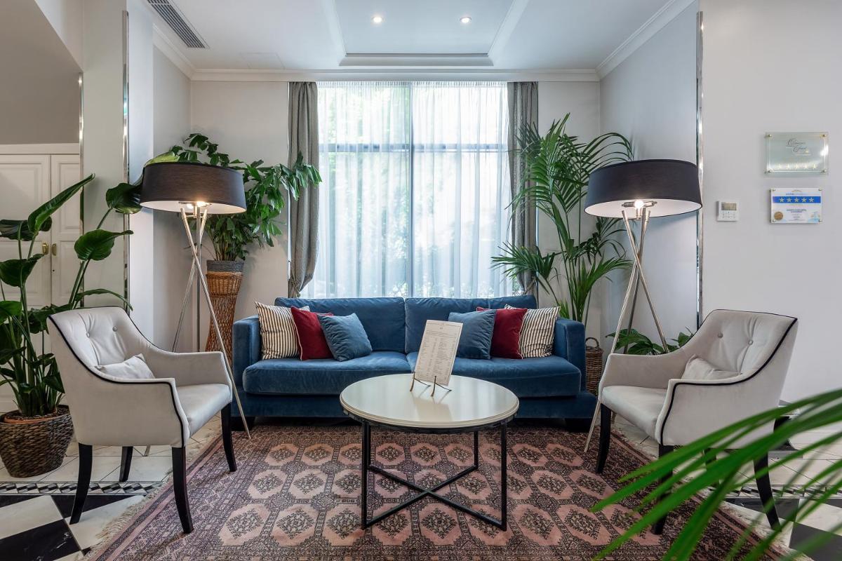 Suitetrails - Queen's Court Hotel & Residence