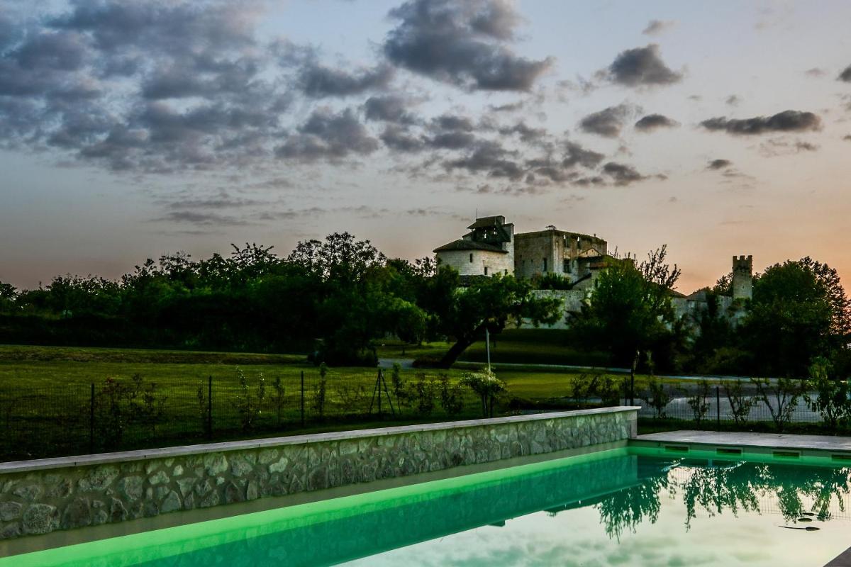 Piscine de l'établissement Logis L'Auberge de Larressingle ou située à proximité